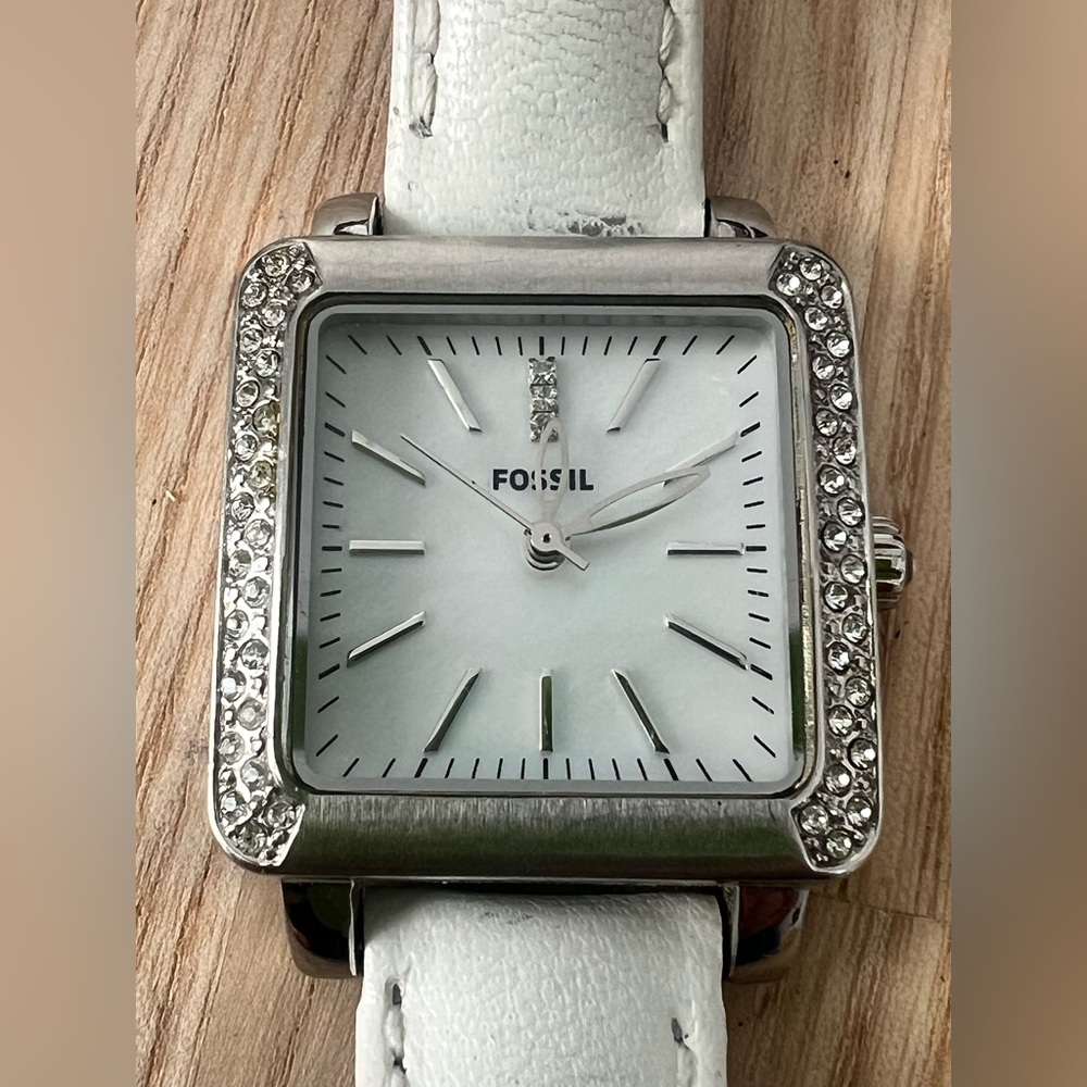 Fossil ladies rectangular silver tone and white leather watch NEW BATTERY